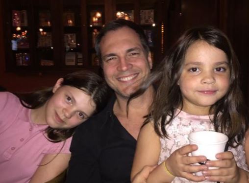 Juliana Serbeto ex-husband Daniel Boaventura with his daughters in 2020